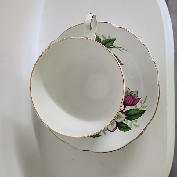Vintage REGENCY English Bone China Christmas Rose Teacup and Saucer. 1950 - Picture 7 of 8